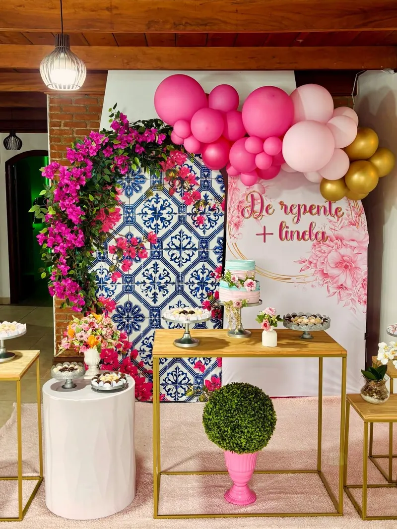 Painel de azulejos com primaveras, balões rosa e dourados e o painel “De repente + linda”